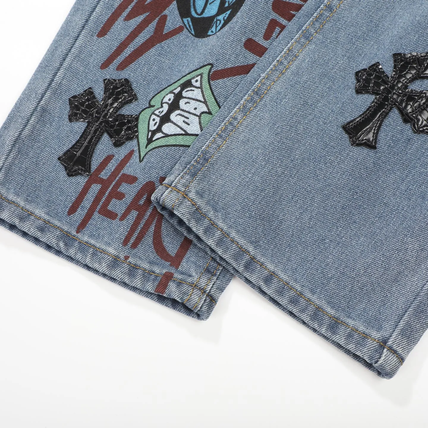 P240 Chrome hearts print stitching black leather classic washed jeans. Really restores the ultimate vintage texture. Three-dimensional version. Loose and comfortable, not picky on the figure. Looks taller and slimmer. Factory precision. Original factory quality control. Same style for men and women. Can be matched with couples. Versatile recommendation. Must-have jeans for all seasons. Fashionistas have been disappointed. From the quality selection of fabrics, the tailoring of details, and the matching of patterns, they are all impeccable! The upper body is so handsome when worn...it can be easily worn by men, women and children! The craftsmanship is made of heavy-duty washed pure cotton denim fabric. After washing, it is soft and thick. It is very stylish when worn on the body. Color: blue Size: 28 30 32 34 36